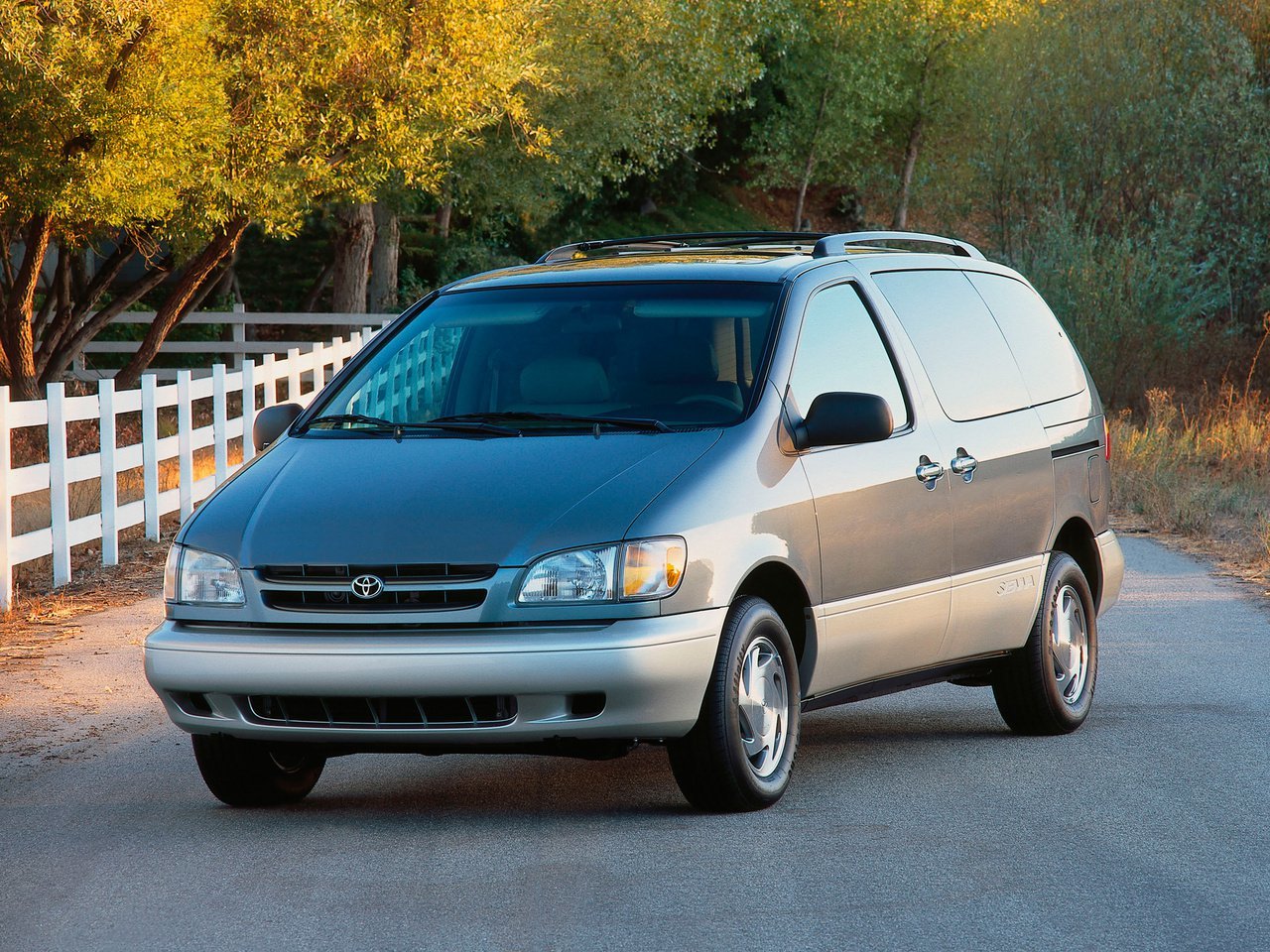 Toyota Sienna I (Минивэн, 1997-2003)