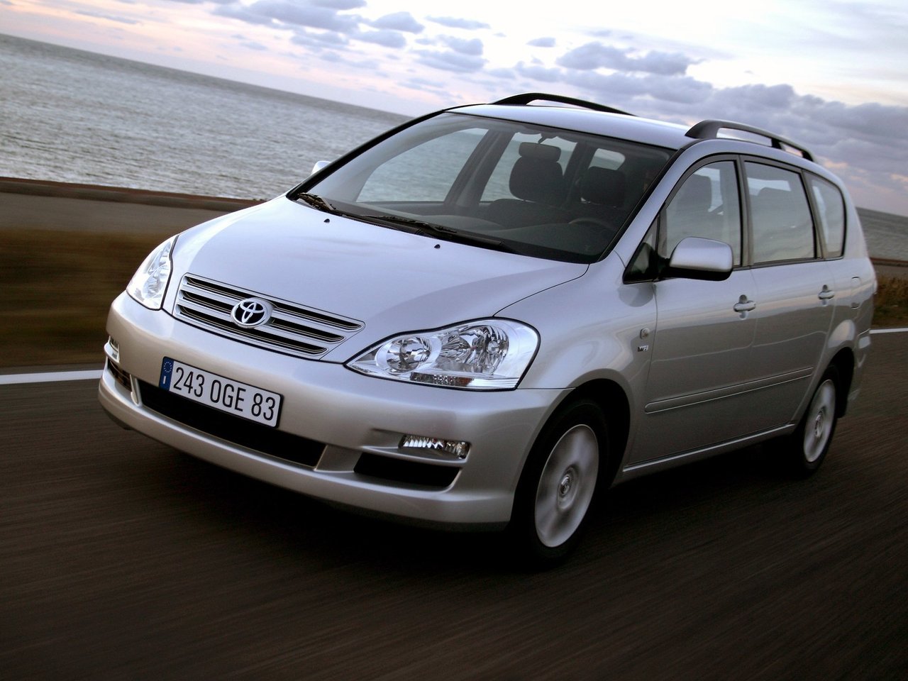 Toyota Avensis Verso I Рестайлинг (Компактвэн, 2003-2009)