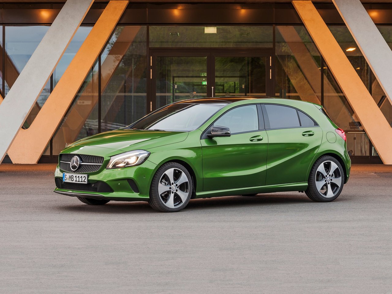 Mercedes-Benz A-klasse III W176 Рестайлинг (Хэтчбек 5 дверей, 2015-н.в.)